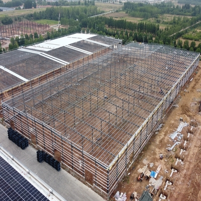 प्रीफैब स्टील स्ट्रक्चर वेयरहाउस 133m x 67m ग्लास वूल पैनल के साथ