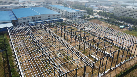 Q235B इस्पात संरचना भवन अछूता पैनल के साथ पूर्वनिर्मित इस्पात निर्माण