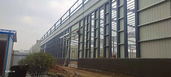 कम लागत वाली पूर्वनिर्मित तैयार निर्मित पूर्वनिर्मित इस्पात संरचना अछूता क्रेन धातु निर्माण सैंडविच पैनल दीवार कार्यशाला