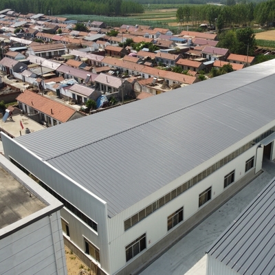 भारी इंजीनियरिंग स्टील स्ट्रक्चर वर्कशॉप जिसमें ट्रस रूफ है