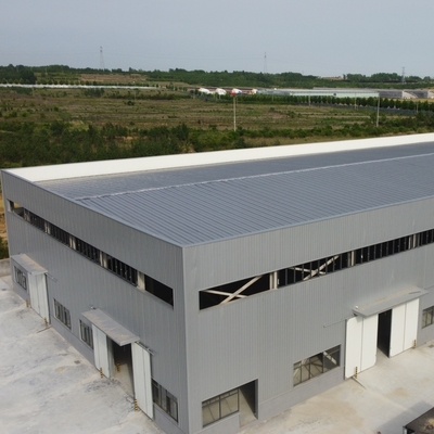 बड़े स्पैन और उच्च हवा प्रतिरोध के साथ प्रीफैब स्टील संरचना कार्यशाला