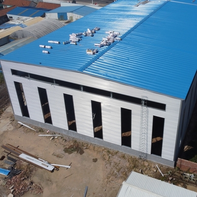 ग्लास वूल सैंडविच पैनलों के साथ पूर्वनिर्मित स्टील वेयरहाउस 150m x 40m