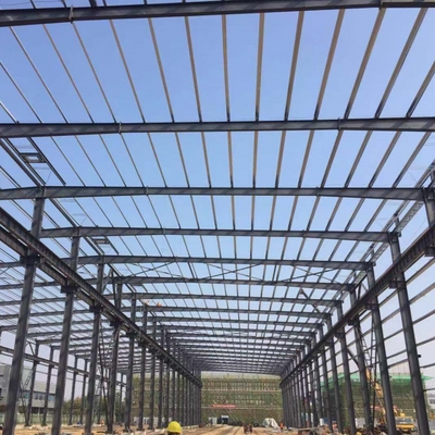 प्रीफैब स्टील स्ट्रक्चर वेयरहाउस 133m x 67m ग्लास वूल पैनल के साथ