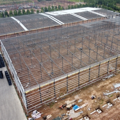 प्रीफैब स्टील स्ट्रक्चर वेयरहाउस 133m x 67m ग्लास वूल पैनल के साथ